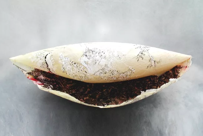 Sculpture en papier de Viviane Fontaine, intitulée ”Coquillage”, représentant un coquillage allongé, semi ouvert