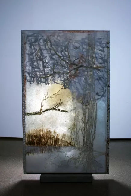 Tableau en papier de Viviane Fontaine, intitulé ”Mobil Âme 1” (Recto), représentant une rivière s'écoulant devant une forêt au loin, vue depuis le dessous d'un arbre