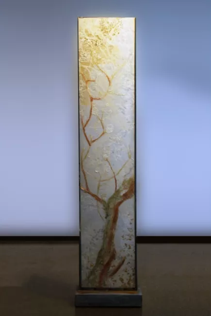 Tableau en papier de Viviane Fontaine, intitulé ”Mobil Âme 2”, représentant un arbre dont les branches du haut, s'illuminent de lumière