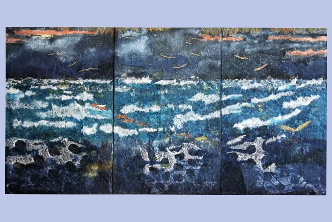 Tableau en papier (en 3 parties) de Viviane Fontaine, intitulé ”Mes yeux contemplent la mer”, représentant les vagues de la mer